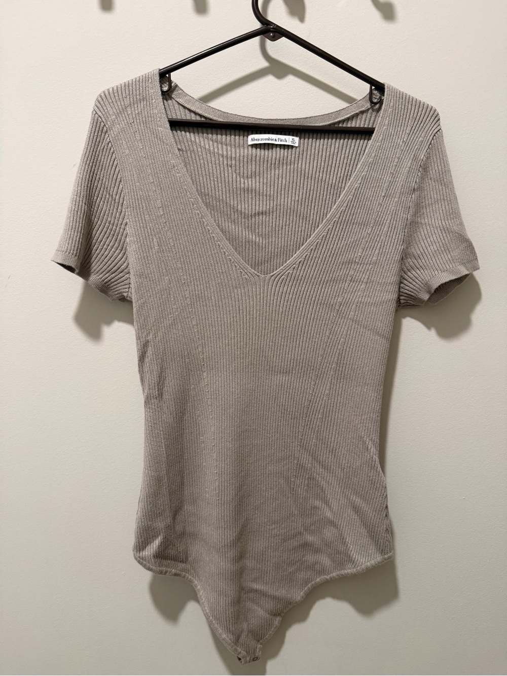 NWOT Abercrombie & Fitch Taupe Ribbed V-Neck Bodysuit - Women XL